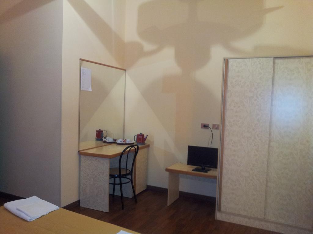 Albergo Tarsia 卡斯特罗维拉里 外观 照片