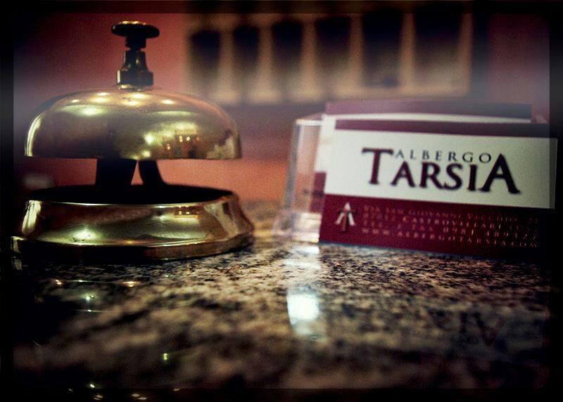 Albergo Tarsia 卡斯特罗维拉里 外观 照片