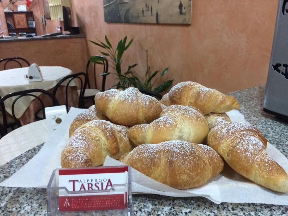 Albergo Tarsia 卡斯特罗维拉里 外观 照片